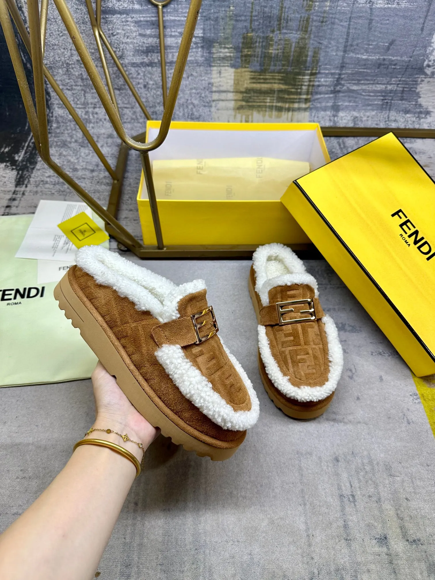 p560🐮🐮FENDI’s latest casual round toe flat half slippers. Made of black suede material and decorated with a tonal embossed FF pattern. Tonal shearling lining and trim. Decorated with Baguette hardware in gold-finish metal. Thick black non-slip sole with contrasting inlay and FENDI lettering on the heel. Women’s sizes 35-40, men’s sizes 39-45